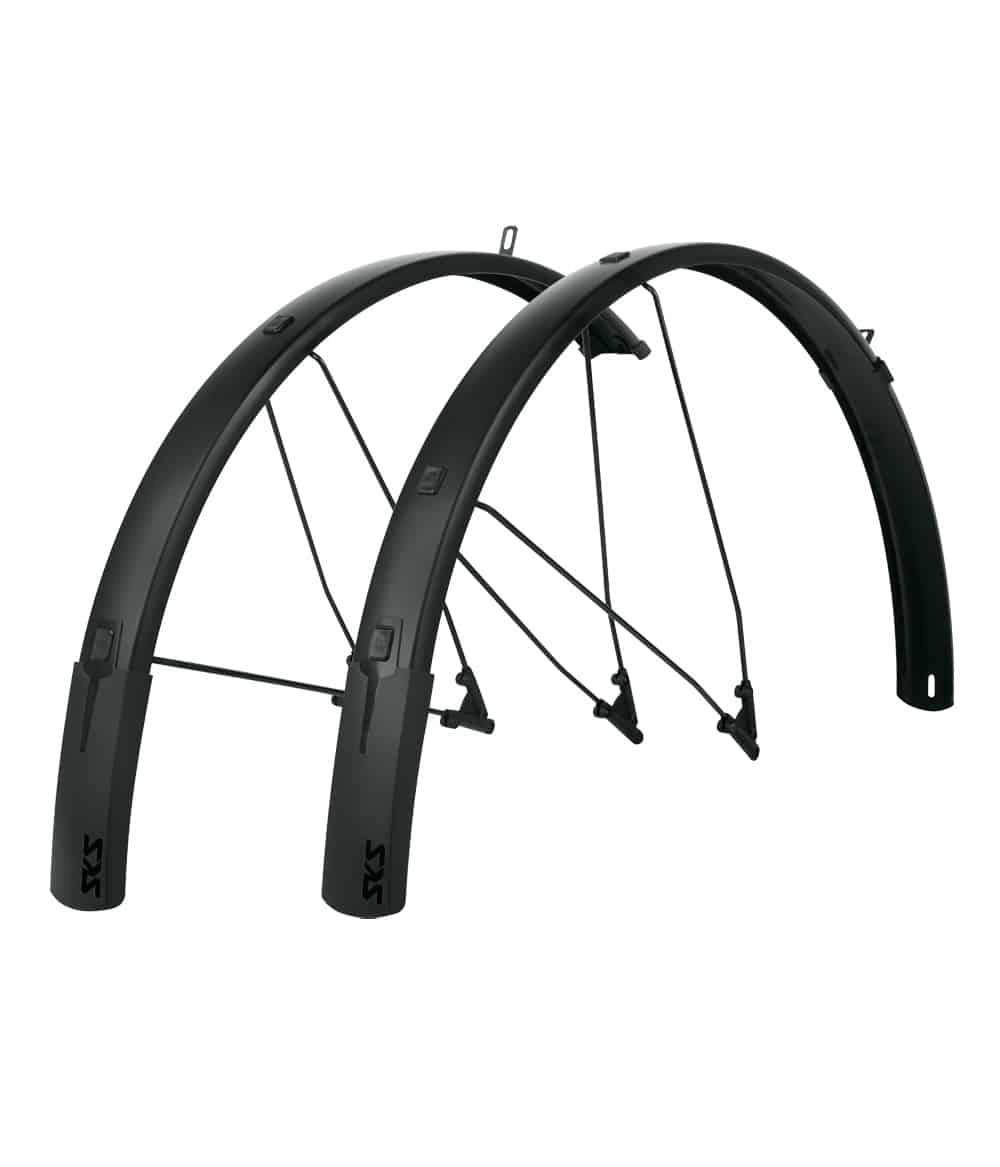 bluemels-style-28-56.jpg Ett par SKS Bluemels Style 56 mm svarta skärmar för sport-, grus- eller CX-cyklar med stödben och monteringspunkter, som visas upprätt och överlappande mot en vit bakgrund.