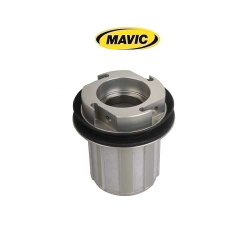 Silverfärgad Mavic HG ITS4-kropp i detaljrik närbild mot en vit bakgrund. Ett Mavic-emblem syns ovanför. Atmosfären är ren och ljus, med neutral belysning som framhäver produktens textur.