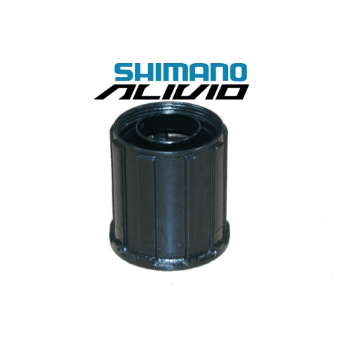 Närbild av en svart Shimano FH-M4050-frihjulsstomme mot en ljus bakgrund. Skärpan är hög, vilket framhäver detaljer i konstruktionen. Shimano Alivio-logotypen syns i övre delen av bilden.