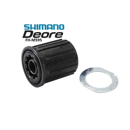 Närbild av en Shimano FH-M595 frihjulsbody och en silverfärgad låsbricka mot en ren vit bakgrund. Detaljerad belysning framhäver ytan på cykelkomponenterna.