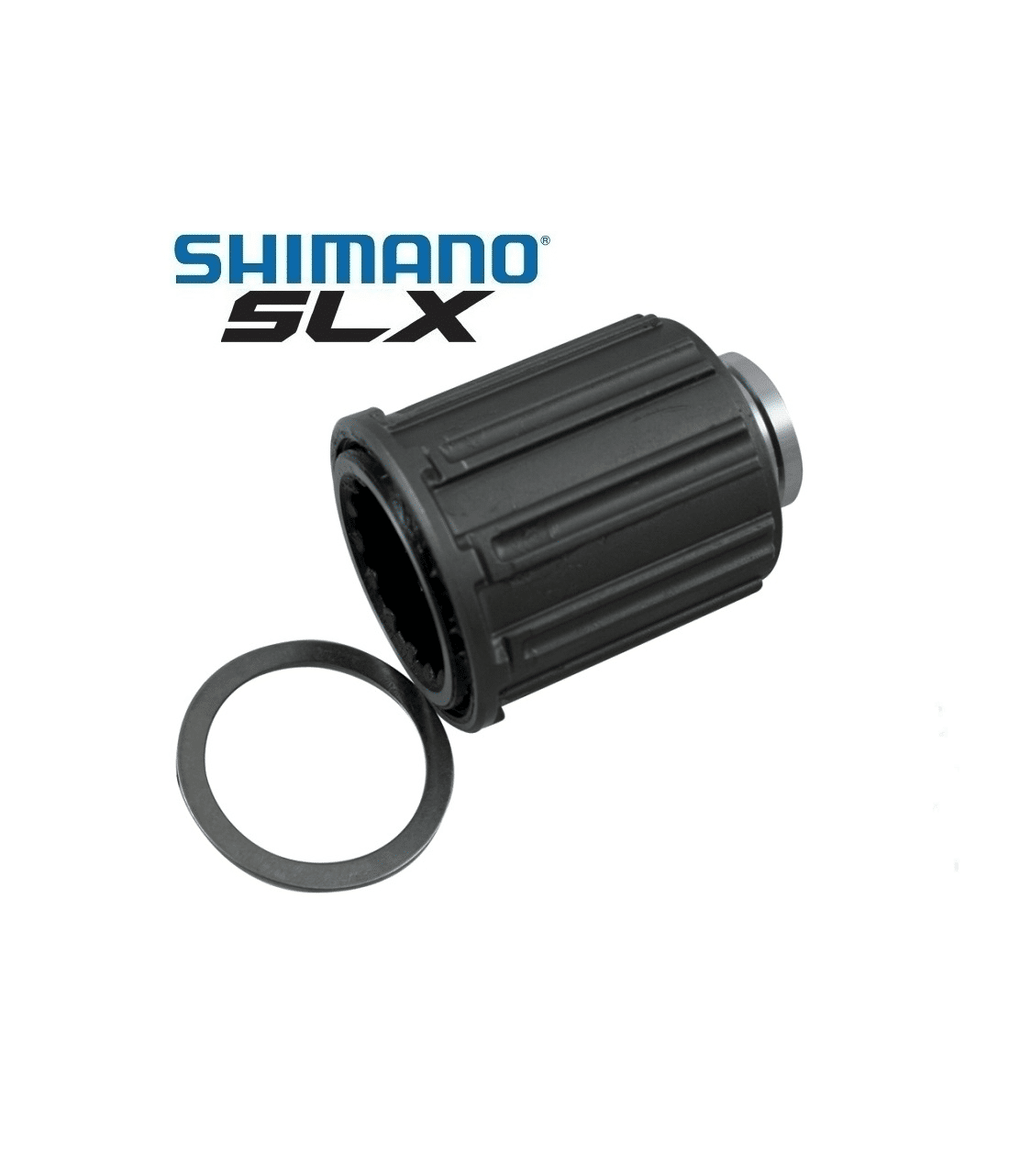 body-shimano-fh-m665.png Närbild av en Shimano FH-M665 body med en svart distansbricka framför, mot en vit bakgrund med subtil belysning. Shimano SLX-logotypen syns i övre vänstra hörnet.