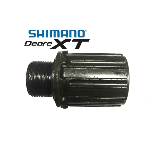 Närbild av en svart Shimano Deore XT FH-M8010-kropp. Detaljerade gängor och spår syns tydligt i det jämna ljuset. Föremålet dominerar den vita bakgrunden.