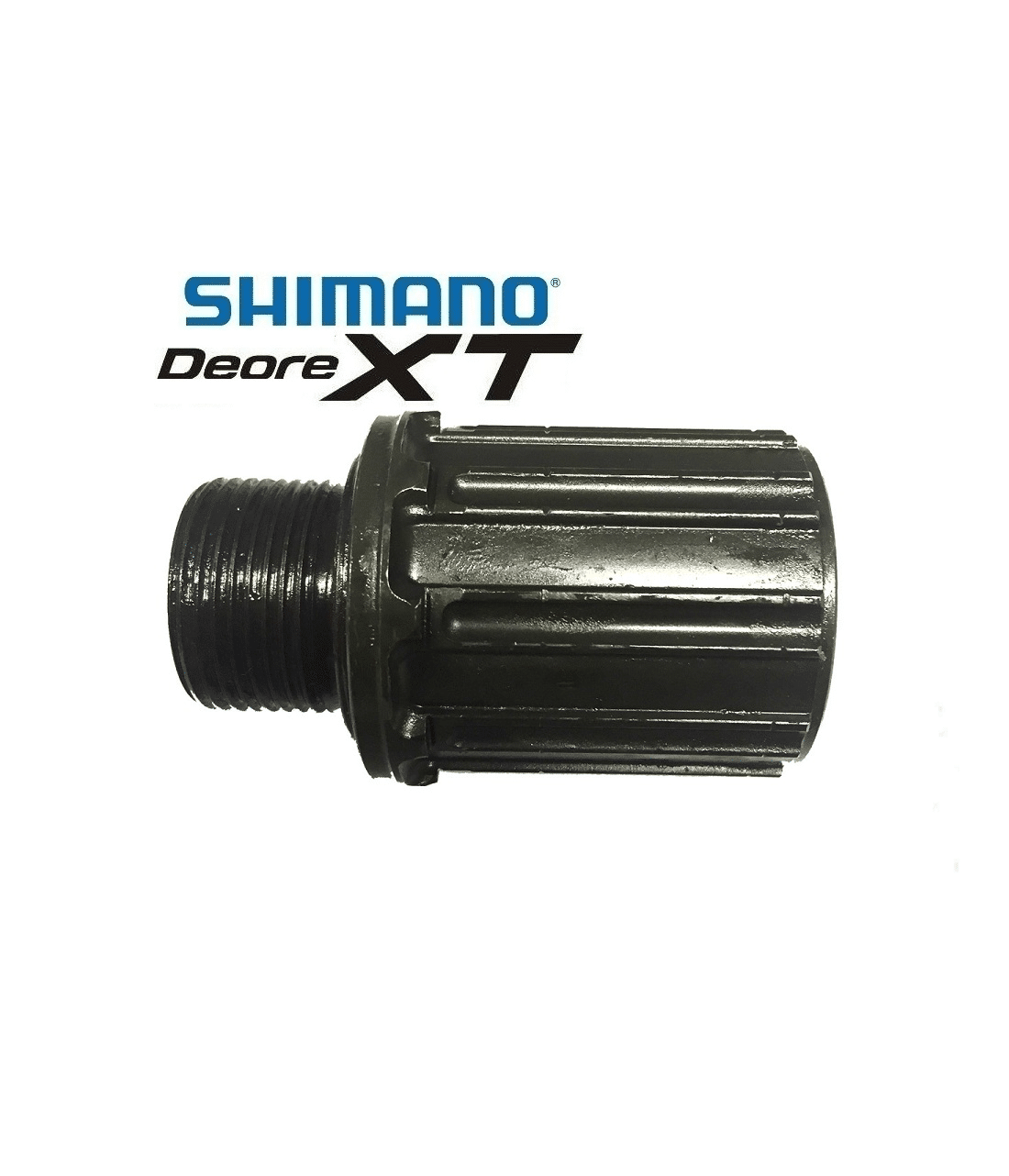 body-shimano-fh-m8010.png Närbild av en svart Shimano Deore XT FH-M8010-kropp. Detaljerade gängor och spår syns tydligt i det jämna ljuset. Föremålet dominerar den vita bakgrunden.