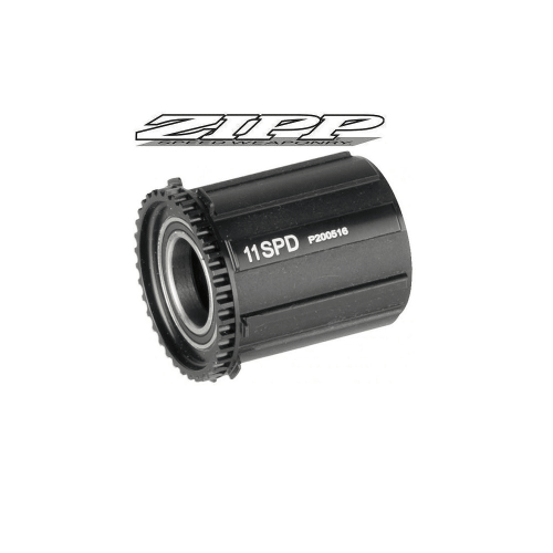 Närbild av en Zipp HG NSW Cognition-kropp, en komponent till ett cykelhjul, med texten "11 SPD P200516". Ljuset framhäver komponentens detaljer och material.