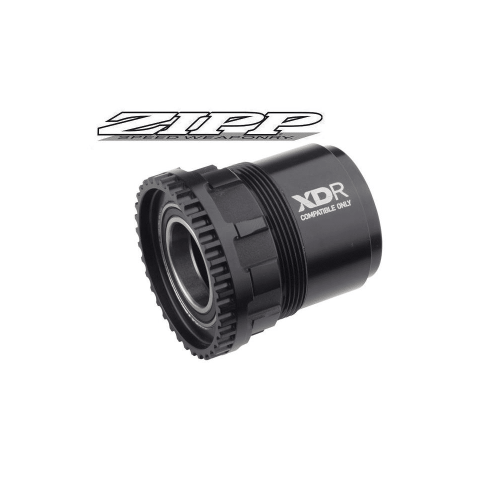 Närbild av en svart Zipp XDR-kropp, kompatibel med NSW Cognition-hjul. Starkt studioljus framhäver den matta finishen och de intrikata detaljerna i konstruktionen.
