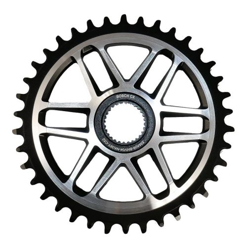 Detaljerat foto av ett Haibike direct mount framdrev för Bosch-motorer, avsett för 1x10, 11 eller 12-växlade system. Starkt ljus framhäver den silverfärgade konstruktionen och de svarta tänderna.