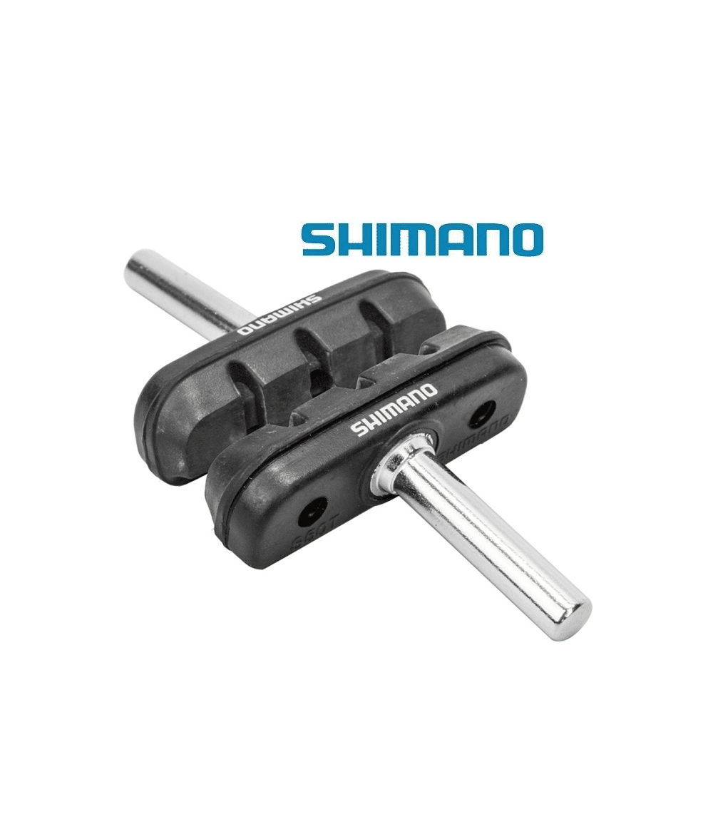 bromskloss-shimano-altus-ct91.png Shimano Altus CT91 bromsklossar i svart gummi med metallstift, presenterade mot en ren vit bakgrund. Produktfotografering med jämnt ljus och hög detaljrikedom.