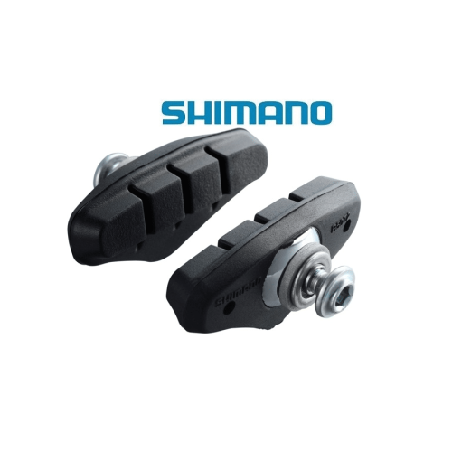 Två Shimano Tiagra/Sora BR-1055 M50T bromsklossar visas i detalj. Den svarta gummiblandningen och monteringsdetaljerna framhävs under ett jämnt och studiolikt ljus.