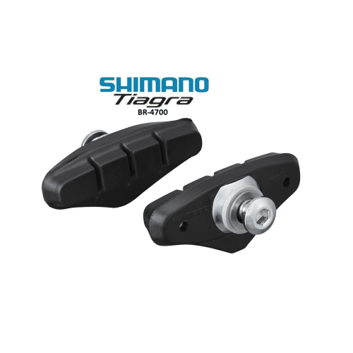 Svarta Shimano Tiagra BR-4700 R50T5 bromsklossar visas i detalj med en ljus belysning. Fokus på textur och design, perfekt för cykelentusiaster.