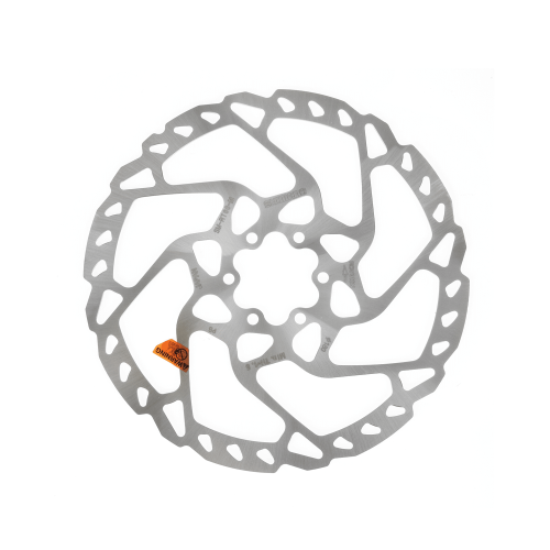 En metallisk Shimano SM-RT66 bromsskiva, med orange varningsetikett, presenteras i en ren, ljus atmosfär. Fokus ligger på detaljerna i dess utskurna design och den skarpa belysningen accentuerar dess silverfärg.