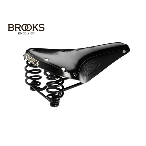 Svart Brooks Flyer Special-sadel, perfekt för långa cykelturer. Sadeln har karakteristiska fjädrar och detaljerade märken i läder under starkt ljus mot en vit bakgrund.