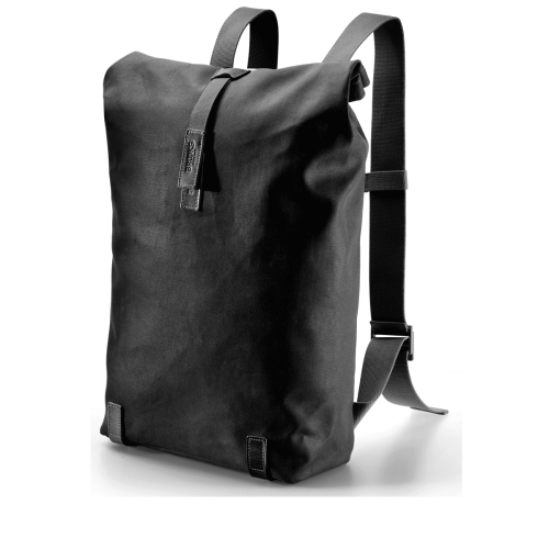 Ryggsäck Brooks Pickwick day pack svart 12 liter har en minimalistisk svart design med topplocksstängning, justerbara axelremmar och enkla sömmar, fotograferad mot en vit bakgrund.