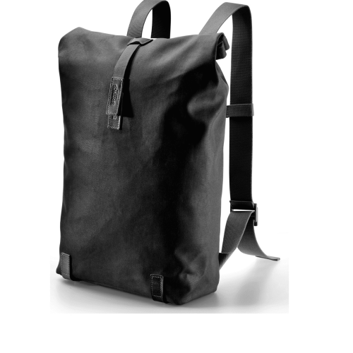 Ryggsäck Brooks Pickwick day pack svart 26 liter är en svart rektangulär ryggsäck med justerbara axelremmar, en frontklaff som fästs med en läderrem och ett spänne, och en minimalistisk design, fotograferad mot en vit bakgrund.