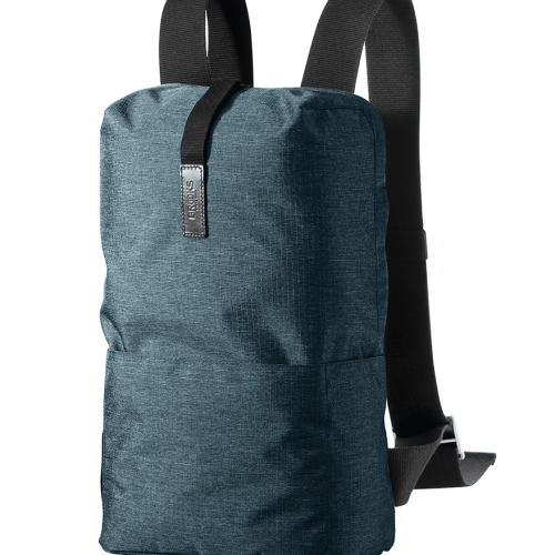 Ryggsäck Brooks Dalston Tex Nylon blå 12 liter är en rektangulär ryggsäck i mörk teal med svarta axelremmar och en liten tyglapp på ovansidan, mot en vit bakgrund.