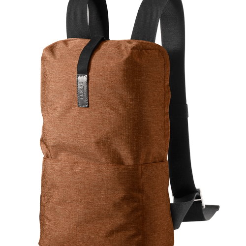 Ryggsäck Brooks Dalston Tex Nylon i orange har en kapacitet på 12 liter, en enkel minimalistisk design, svarta justerbara axelremmar, en liten framficka, tygstruktur och en tagg nära toppen.