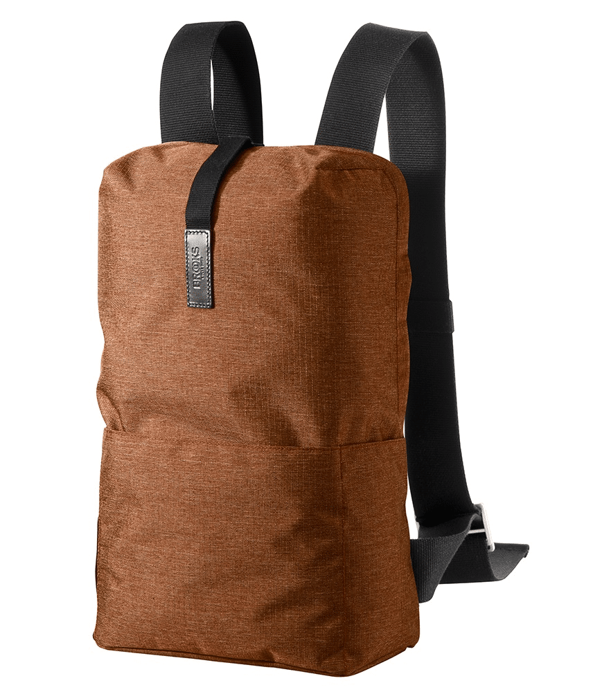 brooks-ryggsack-brun.png Ryggsäck Brooks Dalston Tex Nylon i orange har en kapacitet på 12 liter, en enkel minimalistisk design, svarta justerbara axelremmar, en liten framficka, tygstruktur och en tagg nära toppen.