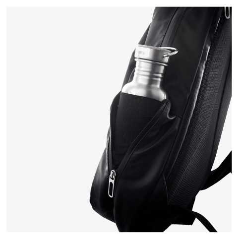 En närbild av Ryggsäck Brooks Sparkhill svart 15 liter visar dess svarta design med en sidoficka med dragkedja som rymmer en vattenflaska i metall, mot en vit bakgrund.