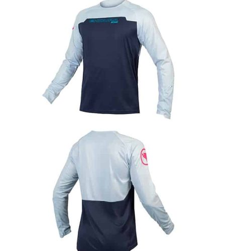 Endura MT500 Burner L/S Jersey visas framifrån och bakifrån, med ljusblå ärmar och axlar och mörkblå bröstkorg och nedre del av ryggen. En liten logotyp finns på övre delen av bröstet och på vänster ärm.