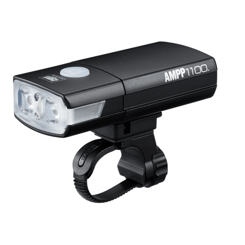 En svart Framlampa CatEye Ampp1100 lumen cykelfrontlampa med två lysdioder, monterad på ett svart justerbart styrfäste med cirkulär rem och åtdragningsknapp.