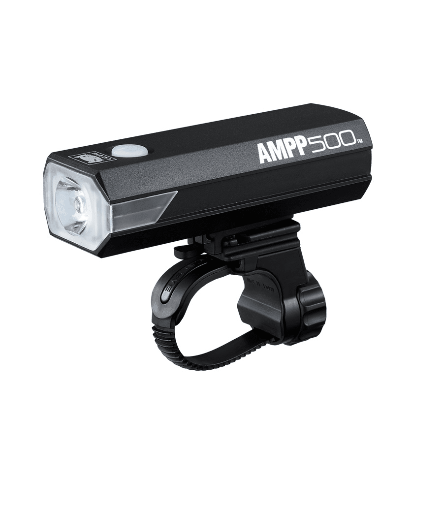 cateye.diod_.500.png En Framlampa CatEye AMPP500 lumen, en svart rektangulär LED-frontlykta för cyklar med en toppknapp, är monterad på ett styrfäste.