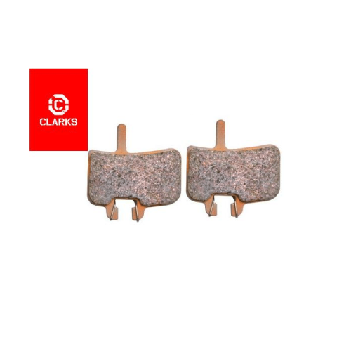 Två skivbromsbelägg från Clarks för Hayes/Promax. Sintrade belägg med gråaktig yta och metallfästen. Clarks logotyp syns i rött ovanför. Neutral ljussättning, produktfotografering.