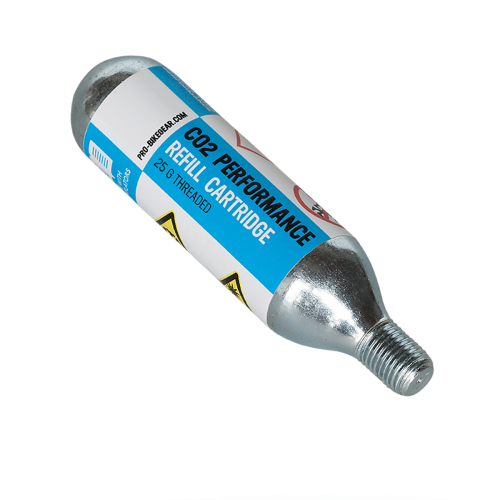 En 25g CO2-patron med gänga, etikett med texten "CO2 PERFORMANCE REFILL CARTRIDGE", i silvermetall mot en ren, ljus bakgrund. Skuggor ger en känsla av att den svävar.
