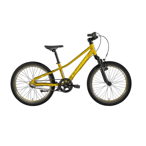 En gul mountainbike för barn med svarta däck, svart sadel och rakt styre. Cykeln har framgafflar med fjädring och varumärket tryckt på ramen. Bakgrunden är helt vit.