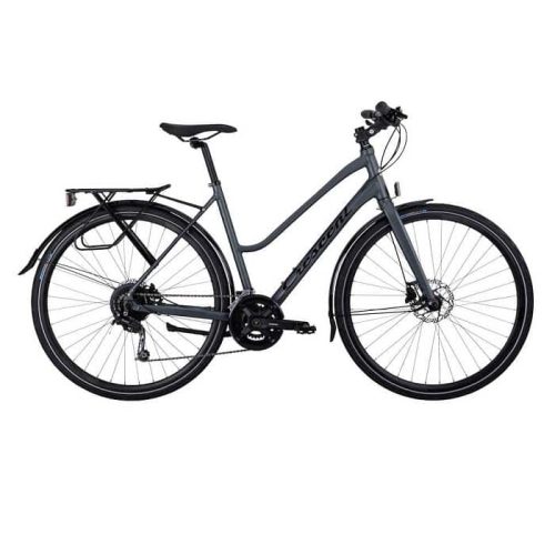 En grå Crescent-cykel står isolerad mot en vit bakgrund. Cykeln har skärmar, pakethållare och en låg ram, vilket skapar en praktisk och stilren design. Ljuset är jämnt och detaljerat.