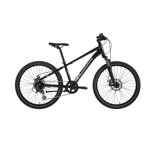 En svart mountainbike med framfjädring, skivbromsar, platt styre och knobbiga däck, visad i profil mot en vit bakgrund.