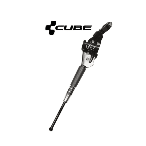 Ett Cube cykelstöd i svart, diagonalt placerat mot en vit bakgrund. Stark belysning framhäver detaljerna i den justerbara mekanismen och Cube-logotypen.