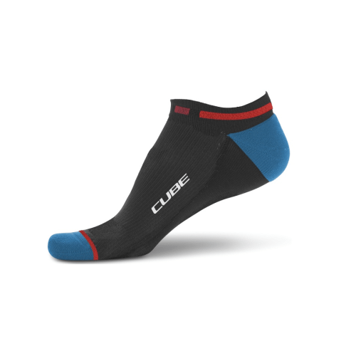 Cube Teamline Low Cut cykelsockar är en svart ankelstrumpa med blå accenter på tå och häl, en röd rand vid ankelöppningen och "CUBE" i vitt på sidan, mot en vit bakgrund.