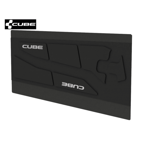 En svart rektangulär Cube kedjestag skydd för fulldämpat har kantiga mönster, "CUBE" tryckt två gånger i vitt och CUBE-logotypen visas i det övre vänstra hörnet.