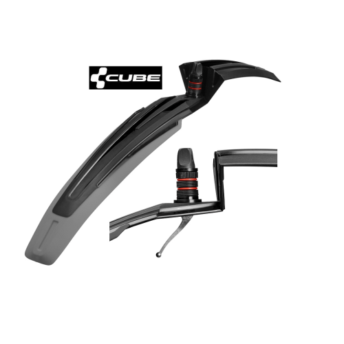 Närbild av en Cube CUBEguard Performance 29" cykelskärm. Den har en svart design med röda detaljer och Cube-logotypen syns tydligt i det skarpa ljuset.
