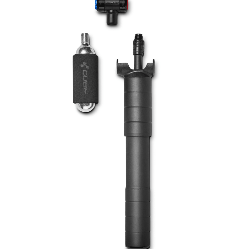 En Cube Race hybrid HV + Co2 pump i aluminium, liggandes på en vit bakgrund. Pumpen är svart och har en Co2 patron med ett Cube märkt handtag.