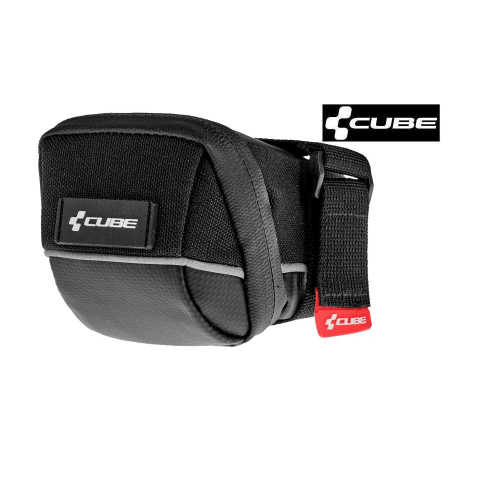 Cube sadelväska Pro Small är en cykelväska i svart, strukturerat tyg med svart kardborreband och en liten röd tagg med Cube-logotypen. Cube-logotypen finns också i det övre högra hörnet.