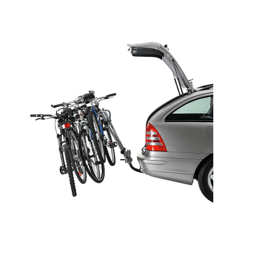 En silverfärgad bil med öppen baklucka ses bakifrån, med fyra cyklar på ett Thule HangOn 4 cykelställ med dragkrok. Bakgrunden är helt vit.