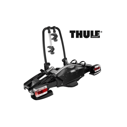 En Cykelhållare Thule VeloCompact 2 cykelställ i svart, med monteringsarmar och bakljus, visas mot en vit bakgrund. Thule-logotypen med "Sweden" visas till höger om pakethållaren.