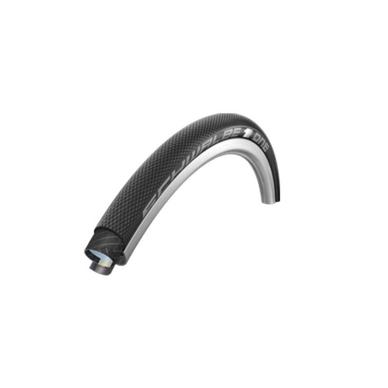 _detail_SchwalbeOne-HandmadeTubular Ett svart Schwalbe One HT Race Guard tubdäck med ett distinkt diamantformat mönster, avbildat i studioljus på en vit bakgrund, vilket framhäver däckets detaljer och struktur.