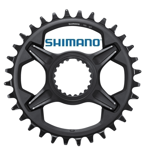 Närbild av ett svart Shimano Deore XT SM-CRM85 framdrev med 32 tänder, märkt 12S, med stark belysning som framhäver detaljerna och den industriella designen.