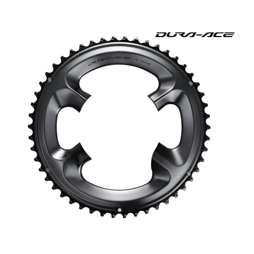 Detaljerad bild av ett Shimano Dura-Ace FC-R9100 framdrev, framhävt i mjukt ljus, som accentuerar de precisa detaljerna och den eleganta, mörkgrå finishen mot en ren, vit bakgrund.