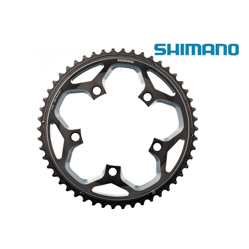 Svart Shimano FC-RS500 framdrev, ljust belyst mot en vit bakgrund. Detaljerade kuggar och skruvhål är tydliga, liksom Shimano-logotypen. Atmosfären är ren och produktfokuserad, vilket lyfter fram drivlinans kvalitet.
