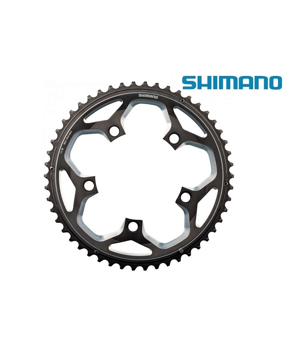 drev-shimano-fc-rs500-yttre.png Svart Shimano FC-RS500 framdrev, ljust belyst mot en vit bakgrund. Detaljerade kuggar och skruvhål är tydliga, liksom Shimano-logotypen. Atmosfären är ren och produktfokuserad, vilket lyfter fram drivlinans kvalitet.