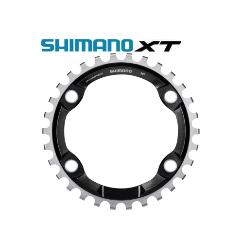 Shimano XT FC-8000-1 framdrev visas i detalj, med fokuserad belysning som framhäver den svarta och silvriga designen. Tydliga detaljer på kedjekransens tänder och texten "Shimano" och "30T" framträder tydligt.