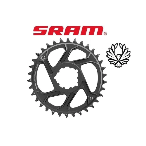 Mörkgrå SRAM X-Sync 2 Eagle Boost drev framför SRAM logotyp och liten illustration, i en studio med starkt ljus.
