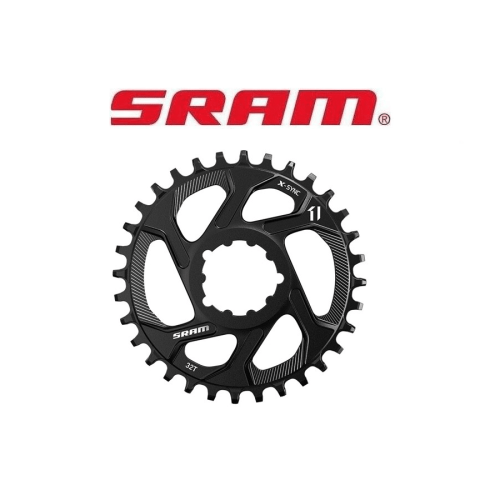 Stålsvart drev från SRAM X-Sync Boost, 32 tänder, med röd SRAM-logga ovanför. Produktfotografering i detalj med skarpa kontraster och jämn belysning för 'Drev Sram X-Sync Boost Stål'.
