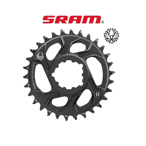 SRAM X-Sync Eagle Boost drev i mörkgrått, centrerat mot en vit bakgrund. Fångat i skarpt studioljus framhävs de fina detaljerna och dess teknologi. Texten 'SRAM' visas längst upp.