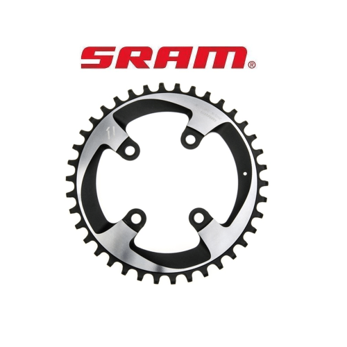 Detaljerad bild av ett SRAM XX1 X-Sync drev, framträdande med sin karakteristiska design. Fokus på de precisa tänderna och den robusta konstruktionen. Kraftfull belysning framhäver materialens kvalitet och finish.