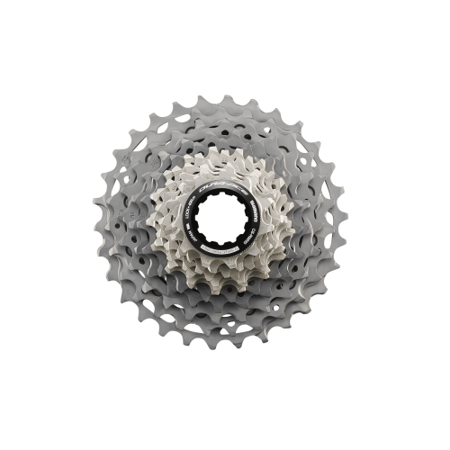 Närbild av en Shimano Dura-Ace CS-R9200 kassett med 12 växlar, perfekt belyst mot en vit bakgrund. Detaljrikedomen fångar kassetens intrikata design och material. En känsla av precision och högkvalitativ cykelteknik förmedlas.