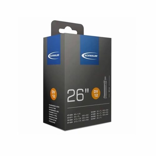 Närbild på en Schwalbe DV12 cykelslangförpackning, med en blå och grå färgskala. Produktnamnet är framträdande tillsammans med en bild av ventilen. Mjuk belysning framhäver detaljerna i förpackningen.