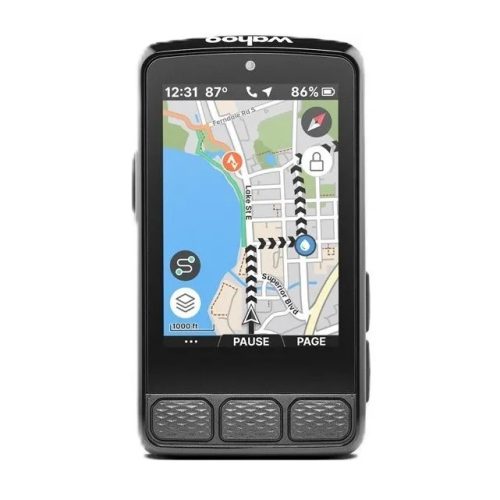 GPS Wahoo Elemnt Roam 3 är en svart cykeldator som visar en karta med rutt, gatunamn, navigationssymboler, tid, temperatur, batterinivå och har tre knappar under skärmen.
